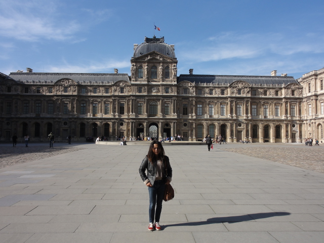 Framför Louvren