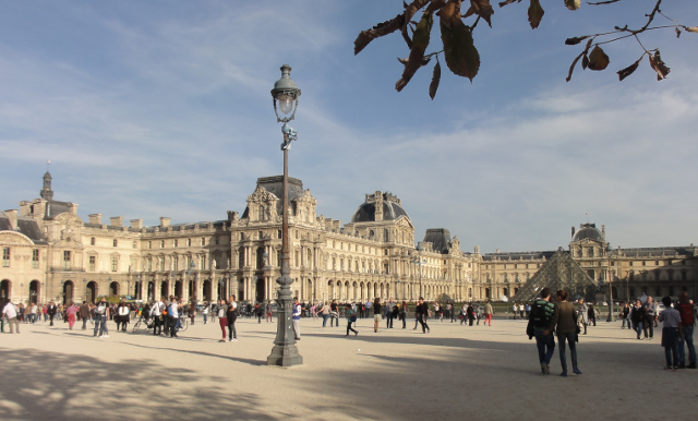 Louvren från utsidan